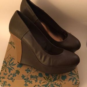 Bamboo Wedge Heels Pumps Brown Faux Leather Sz 11